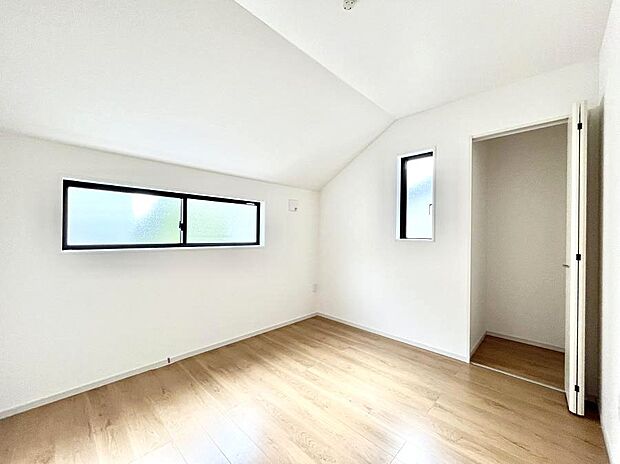 ◆3号棟◆〜Bed Room〜 2面採光を確保した明るい室内は、風通しも良く、大変居心地の良い空間となっております。爽やかな風を感じて起きる朝は、快適生活の始まりに!日当たりや通風がとても良い住まい♪