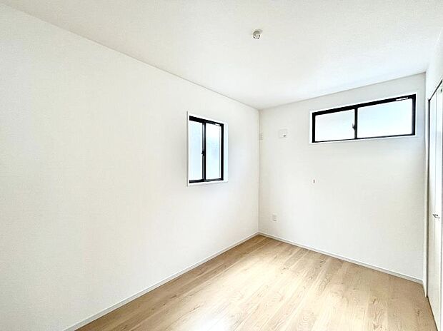 ◆3号棟◆〜Bed Room〜　木の温もりがやさしいフローリングは安らぎをもたらすプライベート空間。明るめのフローリングですので、壁紙ともマッチし、お部屋を更に広く見せてくれる効果も。