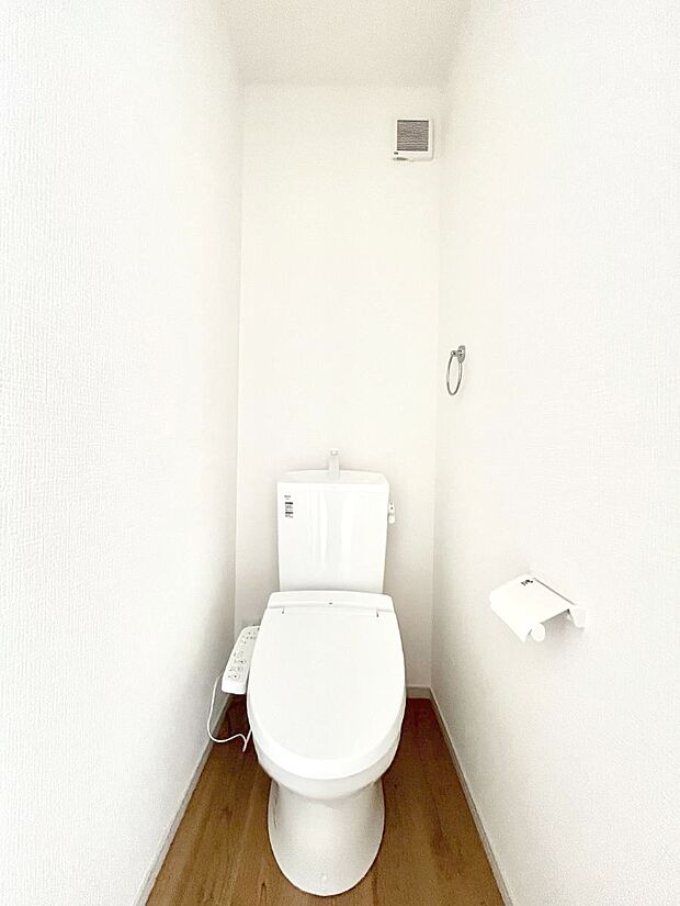 ◆3号棟◆〜Toilet〜　清潔感のある水回り♪トイレはウォシュレット付きです◎トイレは毎日使わざるを得ないもの。いつも清潔を保ちたいですね。トイレが2ヶ所あるので朝の混雑時に便利です！