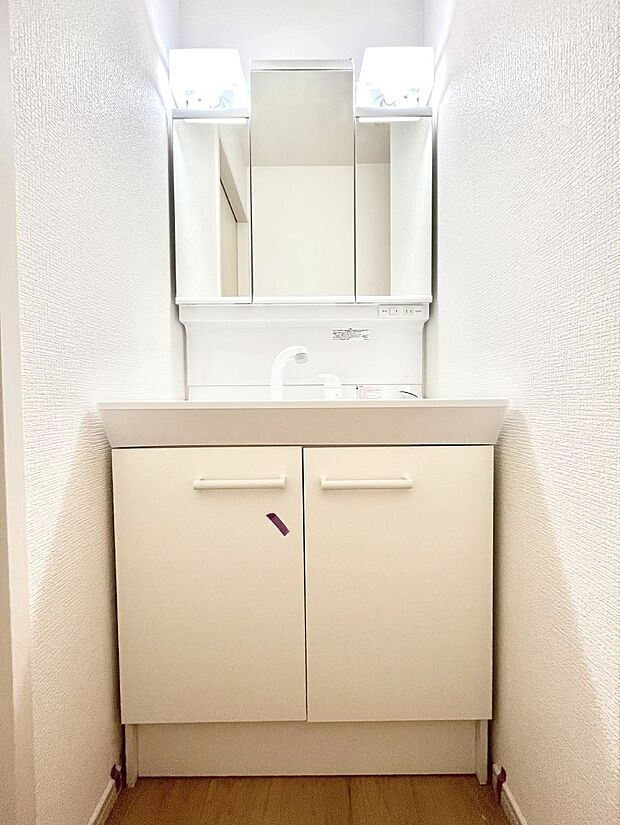 ◆3号棟◆〜Dressing Room〜  清潔感溢れる色合いで統一されていると、スッキリと整った印象をうけます。  鏡の裏にはたっぷりと収納スペースを標準装備！ 