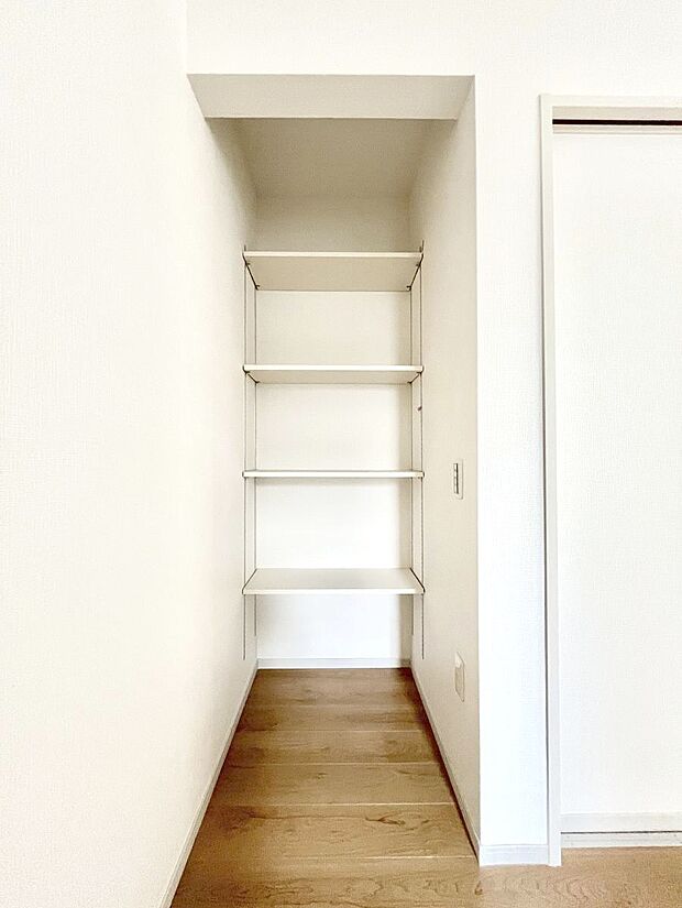 ◆3号棟◆キッチンにはパントリー!食材のストックはもちろん、日用品の収納など使い方はいろいろ!