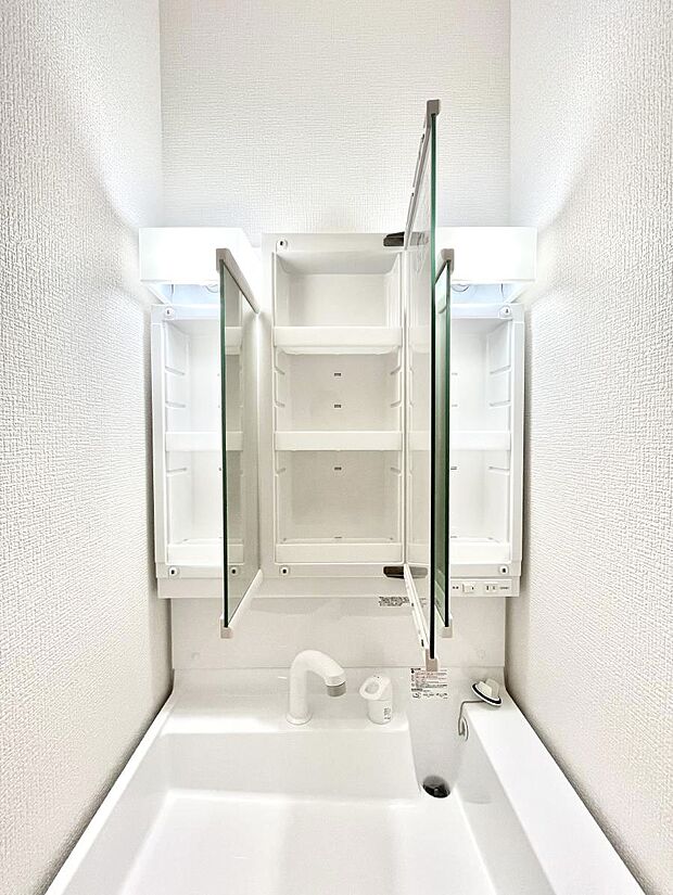 ◆3号棟◆三面鏡の裏に、化粧品や衛生用品などを収納可能。洗面台をすっきりと保ちます!