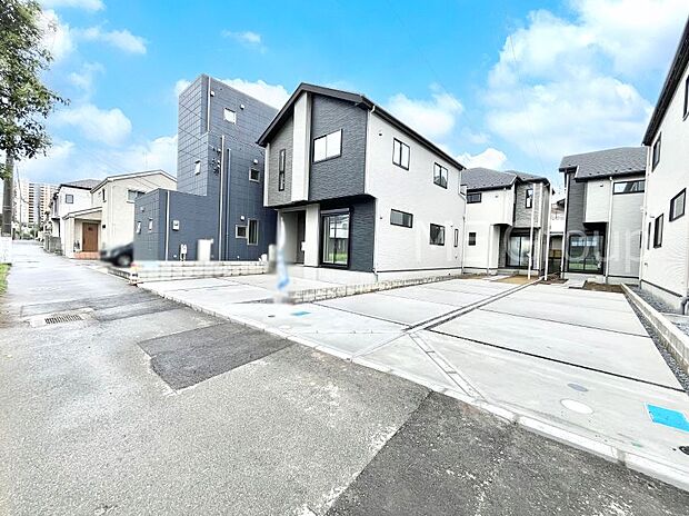 〜Exterior〜　前面道路は閑静な住宅地をはしる車通りの少ない道路。駐車の出し入れもらくらくです！ご不明点・現地見学のご希望は、お気軽にお問い合わせください！  