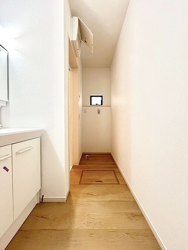 ◆3号棟◆〜Dressing Room〜 暗くなりがちな洗面所も窓があると採光と換気が可能なので気持ちよくお使い頂けます。三面鏡タイプの洗面台は鏡裏収納で散らかりがちな洗面所もスッキリ♪