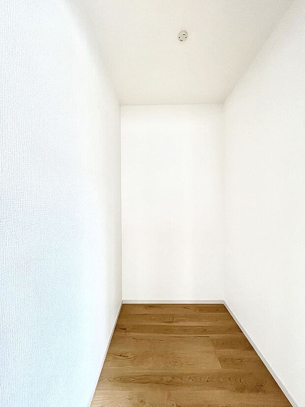 ◆3号棟◆〜Walk-in Closet〜  たくさんの洋服をかけてもシワになりにくいウォークインクローゼット。普段 使わない家電やスーツケース、ストック品など何でも片付く嬉しい空間です。  