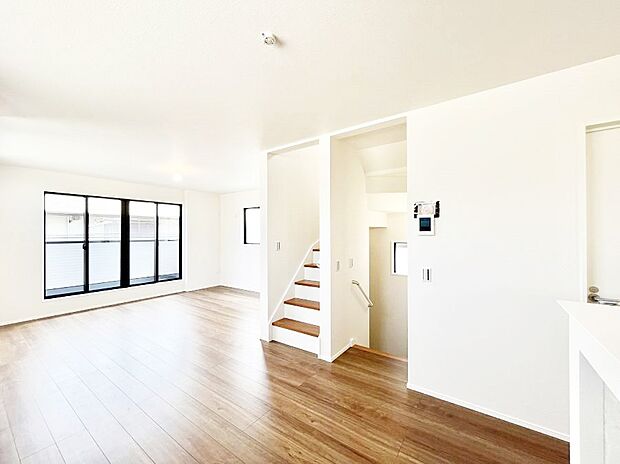 ◆1号棟◆〜Living〜 リビングに階段のある間取りです♪家族のコミュニケーションがスムーズに取れますね♪ゆとりある暮らしと心地よい住環境が紡ぐ贅沢な時間をご家族みんなでお過ごし下さい。