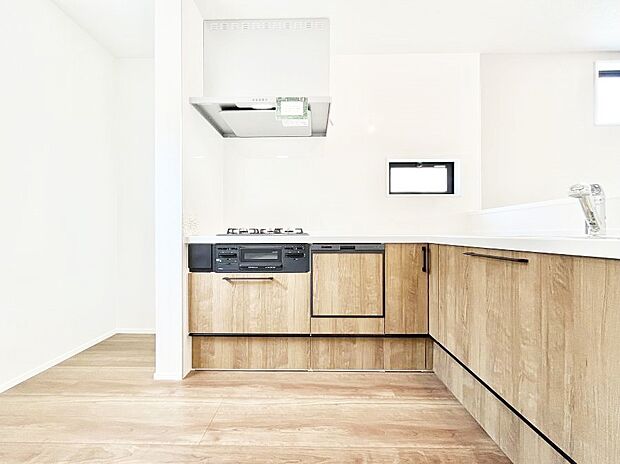 ◆1号棟◆〜Kitchen〜 自然光が入る窓のあるキッチン☆毎日使う場所だからこそ、使い勝手を考慮しました。ゆったりとしたキッチンコーナーは質感豊かな仕上がりとなっております。