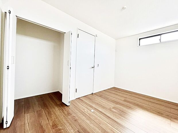 ◆1号棟◆〜Bed Room〜  全居室には収納クローゼットを完備！普段使いのお洋服や小物はもちろん、季節物のお洋服などもしっかりと整理整頓おしまい頂けます。  居室空間を広く使用できますね。
