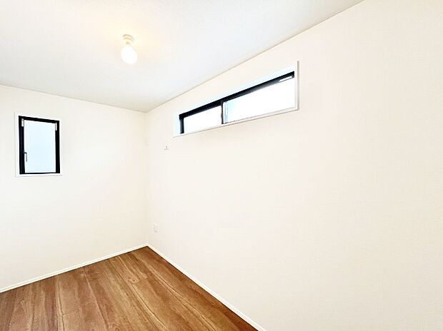 ◆1号棟◆〜Bed Room〜　木の温もりがやさしいフローリングは安らぎをもたらすプライベート空間。明るめのフローリングですので、壁紙ともマッチし、お部屋を更に広く見せてくれる効果も。