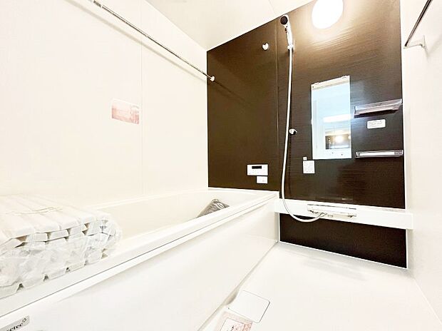 ◆1号棟◆〜Bath Room〜 足を伸ばして入浴することが可能!一日の疲れを癒す貴重なバスタイムです。お子様とご一緒でも十分な広さなので、リビングとは違った家族団欒のひと時をお楽しみいただけます。
