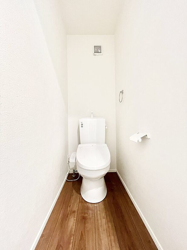 ◆1号棟◆〜Toilet〜 清潔感のある水回り♪トイレはウォシュレット付きです◎トイレは毎日使わざるを得ないもの。いつも清潔を保ちたいですね。トイレが2ヶ所あるので朝の混雑時に便利です!