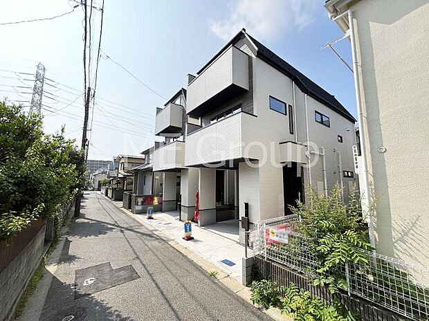 〜Exterior〜　前面道路：北東 4.01m 公道　前面道路は閑静な住宅地をはしる車通りの少ない道路。駐車の出し入れもらくらくです！ご不明点・現地見学のご希望は、お気軽にお問い合わせください！