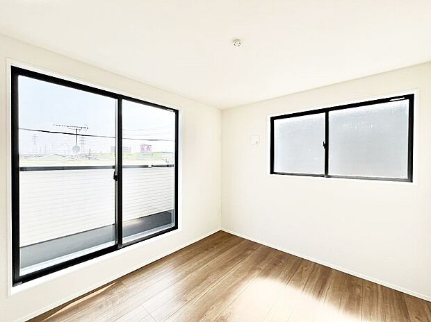 ◆1号棟◆〜Bed Room〜 2面採光を確保した明るい室内は、風通しも良く、大変居心地の良い空間となっております。爽やかな風を感じて起きる朝は、快適生活の始まりに!日当たりや通風がとても良い住まい♪