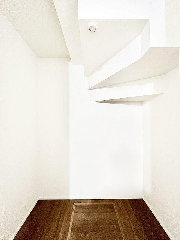 ◆1号棟◆〜Walk-in Closet〜 たくさんの洋服をかけてもシワになりにくいウォークインクローゼット。洋服以外にも、普段使わない家電やスーツケース、ストック品など何でも片付く嬉しい空間です。