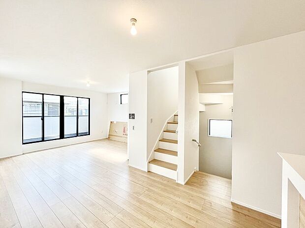 大きな窓からたっぷりの陽光と風を感じられるリビング