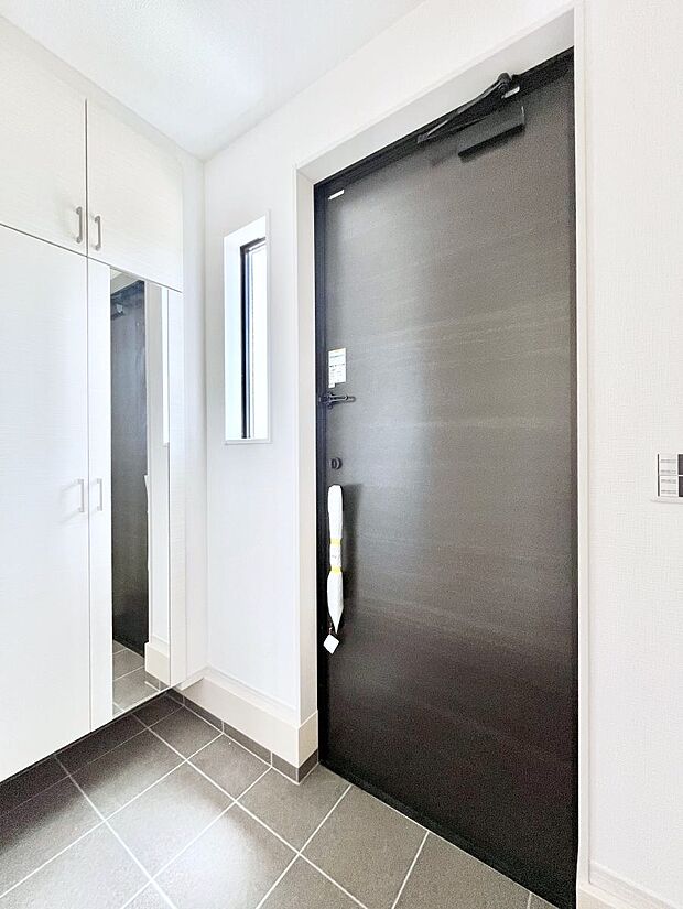 〜Entrance〜　下駄箱ミラー付なので、お出かけ前の身だしなみチェックに◎♪玄関はお客様をお出迎えする一番最初の場所、帰ってくる時に入る最初の場所。そんな場所だからこそ、より良い空間に♪