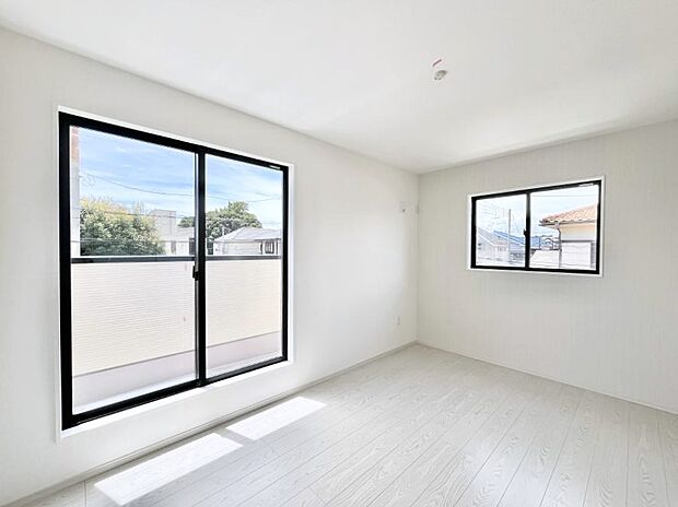 〜Bed Room〜　2面採光を確保した明るい室内は、風通しも良く、大変居心地の良い空間となっております。爽やかな風を感じて起きる朝は、快適生活の始まりに！日当たりや通風がとても良い住まい♪