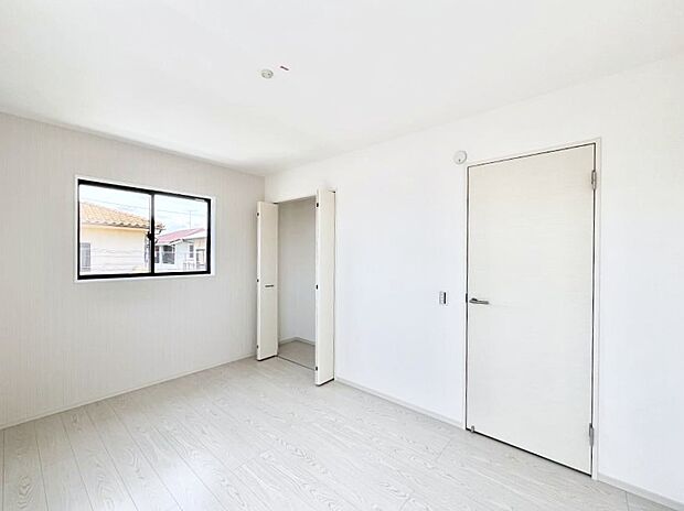 〜Bed Room〜  全居室には収納クローゼットを完備！普段使いのお洋服や小物はもちろん、季節物のお洋服などもしっかりと整理整頓おしまい頂けます。  居室空間を広く使用できますね。