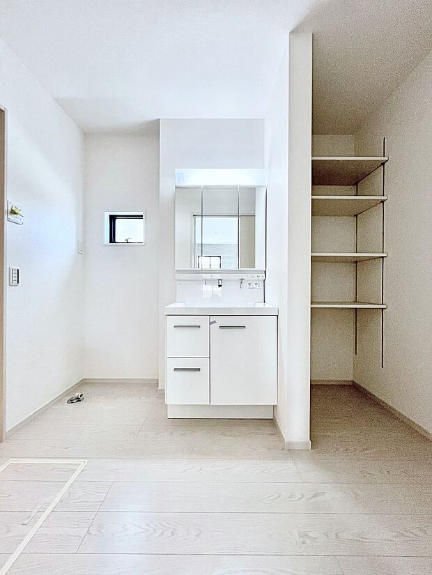 〜Dressing Room〜　十分な大きさの洗面台は収納もさる事ながら、身だしなみチェックや歯磨きなど、朝の慌ただしい時間でもホテルライクなスペースで余裕とゆとりを感じて頂けます。