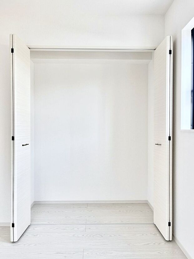 〜Closet〜　壁面クローゼットがあればタンスを置く必要がなく、出っ張りのないスッキリ空間を維持できます。限られたスペースを有効に活用できそう。季節の衣類や趣味の品などたっぷり収納出来ますね♪