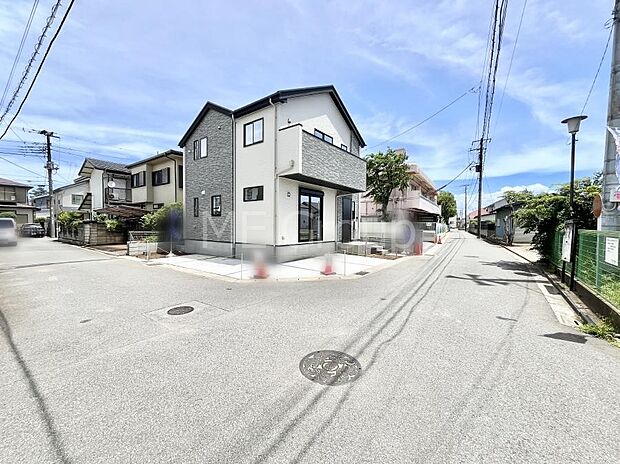 〜Exterior〜  前面道路：角地のため陽当り良好◎  駐車の出し入れもらくらくです！  ご不明点・現地見学のご希望は、お気軽にお問い合わせください！一戸建てだからこそ実現可能な車庫2台◎