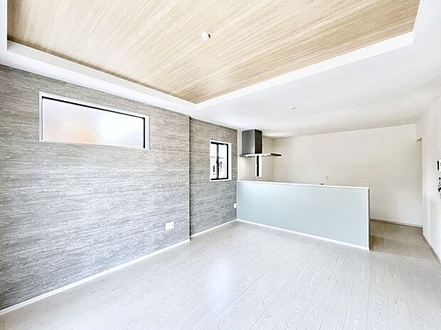 〜Living〜　家族の一体感を感じられる広々としたスペース。家族と過ごす時間を大切にする方にピッタリのゆとりの住空間です。お子様が走り回っても安心して見守れます。家族の笑い声が今にも目に浮かびます。