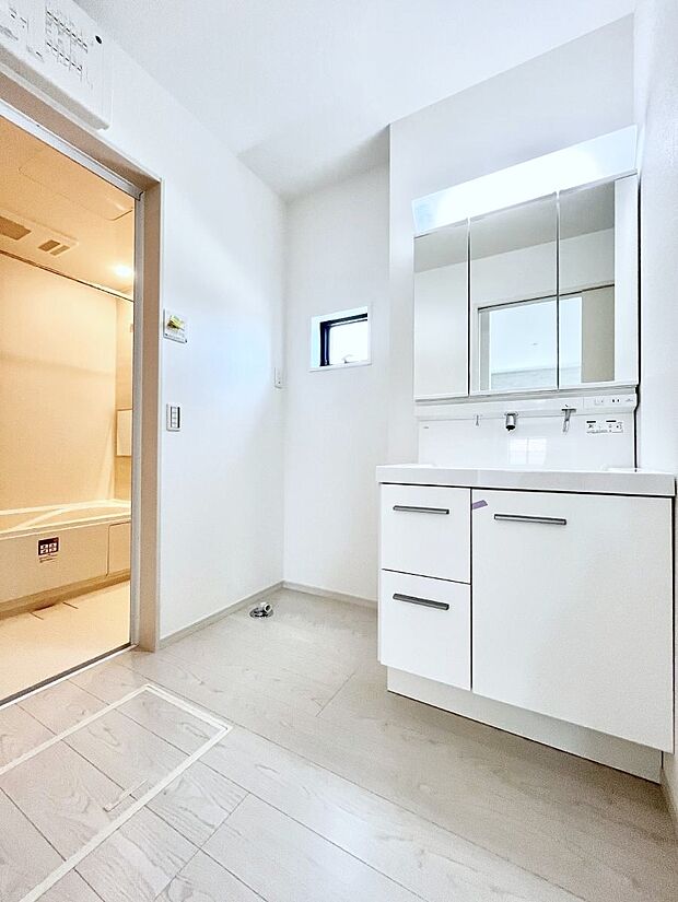 〜Dressing Room〜　暗くなりがちな洗面所も窓があると採光と換気が可能なので気持ちよくお使い頂けます。三面鏡タイプの洗面台は鏡裏収納で散らかりがちな洗面所もスッキリ♪