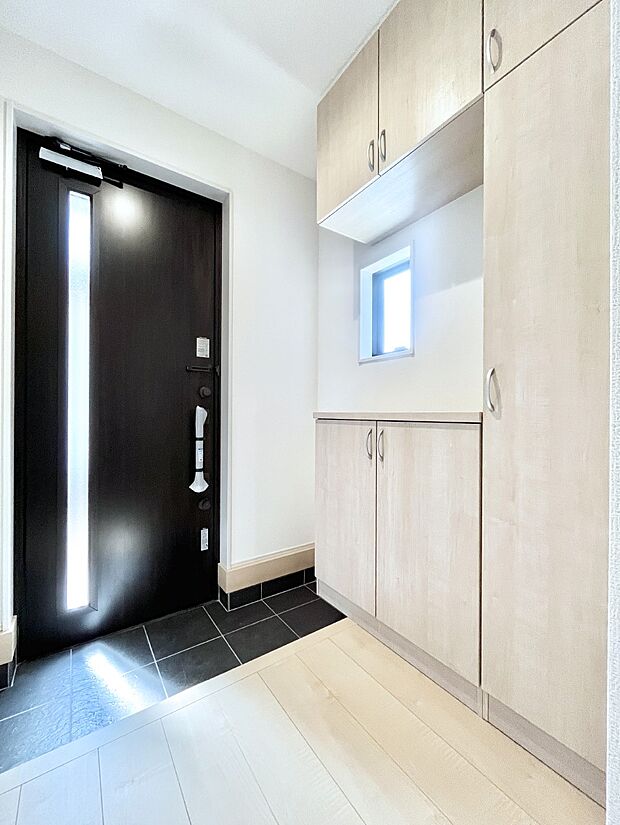 ◆2号棟◆〜Entrance〜 玄関は家の顔といわれますが我が家のセンスをさりげなく感じさせる魅力ある玄関造りも楽しみの一つ。帰宅する度に家族がほっとできる心地よい空間造りも大切ですね♪