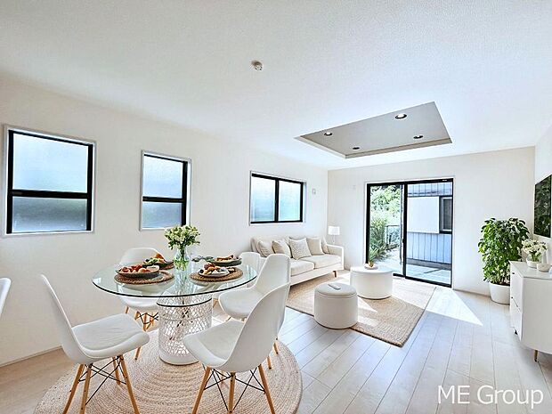 ◆2号棟◆〜Living〜 家族の会話や笑顔が行き交うリビングです。大きなソファやダイニングテーブルでゆったり食事をしたりくつろぎたい♪そんな夢が叶えられる空間です!※家具はCGです