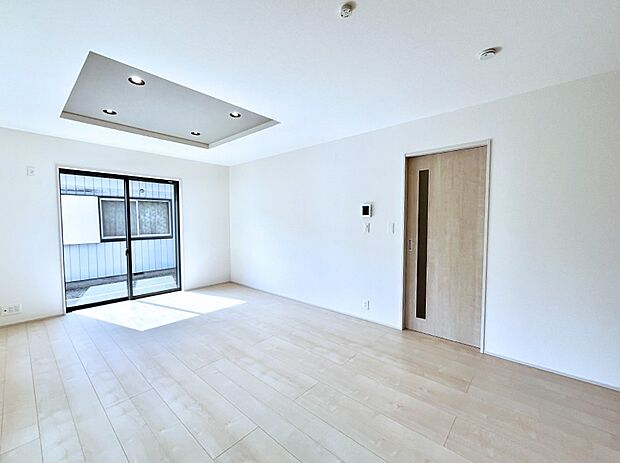 ◆2号棟◆〜Living〜　豊かな陽光がこの場所を照らしだす。光溢れるこの空間はみんなの笑顔が集う場所、時を忘れ、つきることのないたわいもない会話を楽しむ時間、たくさんの思いが綴られる場所。