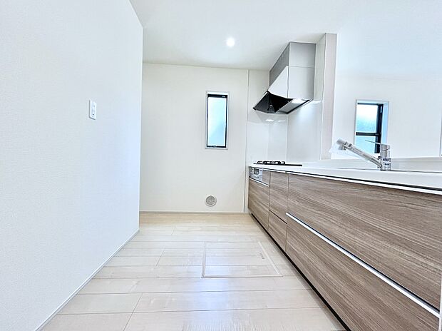 ◆2号棟◆〜Kitchen〜 自然光が入る窓のあるキッチン☆毎日使う場所だからこそ、使い勝手を考慮しました。ゆったりとしたキッチンコーナーは質感豊かな仕上がりとなっております。