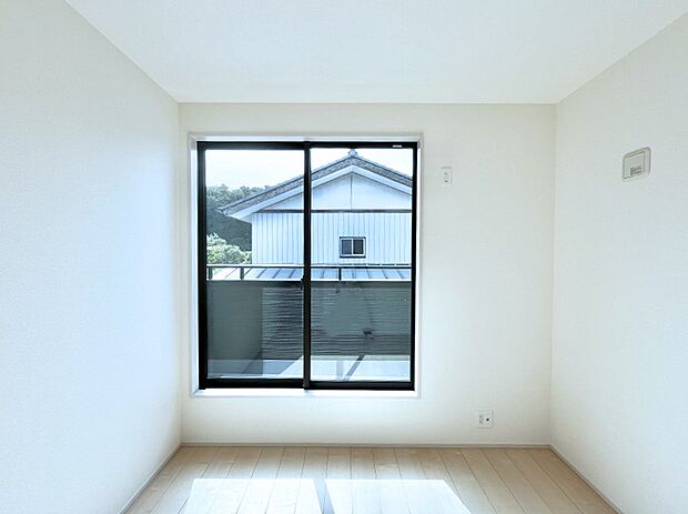 ◆2号棟◆〜Bed Room〜 木の温もりがやさしいフローリングは安らぎをもたらすプライベート空間。明るめのフローリングですので、壁紙ともマッチし、お部屋を更に広く見せてくれる効果も。