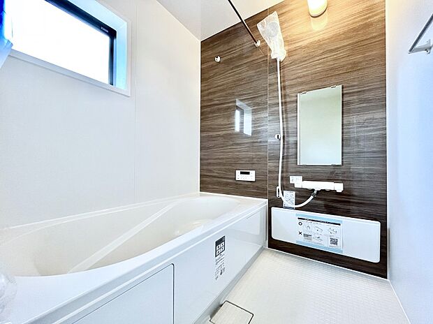 ◆2号棟◆〜Bath Room〜 落ち着いた雰囲気の浴室で明日に向けてリフレッシュ。浴室乾燥機能も付いているので洗い上がった洗濯物を、雨の日も天気を気にせず乾燥させることも可能です。