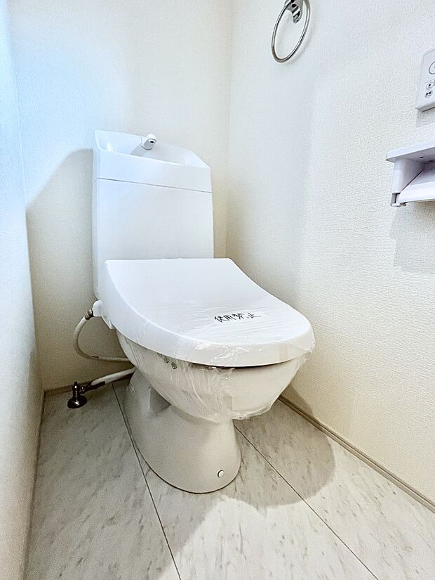 ◆2号棟◆〜Toilet〜 清潔感のある水回り♪トイレはウォシュレット付きです◎トイレは毎日使わざるを得ないもの。いつも清潔を保ちたいですね。トイレが2ヶ所あるので朝の混雑時に便利です!