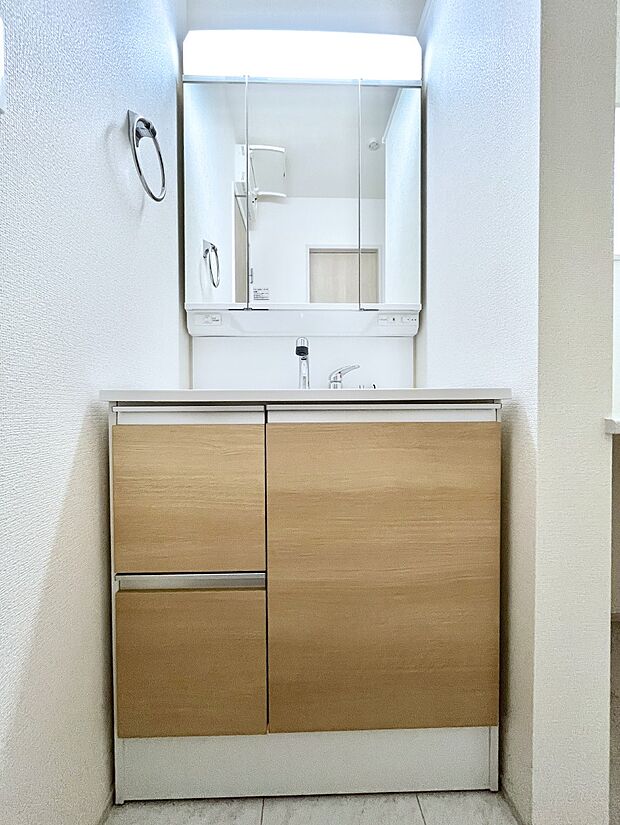 ◆2号棟◆〜Dressing Room〜　十分な大きさの洗面台は収納もさる事ながら、身だしなみチェックや歯磨きなど、朝の慌ただしい時間でもホテルライクなスペースで余裕とゆとりを感じて頂けます。