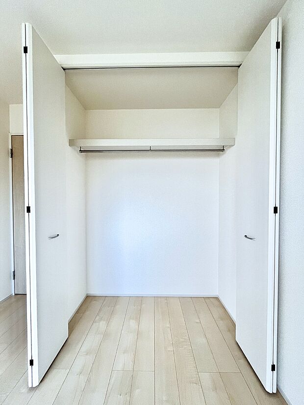 ◆2号棟◆〜Closet〜 壁面クローゼットがあればタンスを置く必要がなく、出っ張りのないスッキリ空間を維持できます。限られたスペースを有効に活用できそう。衣類や趣味の品などたっぷり収納出来ますね♪