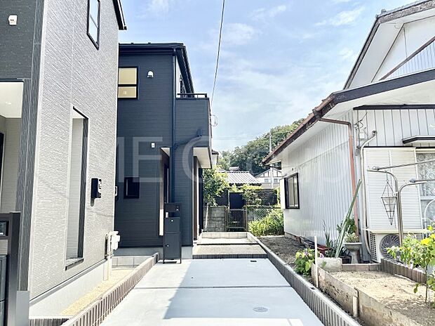 ◆2号棟◆〜Exterior〜　閑静な住宅地で子育て家族にピッタリ。毎日のお散歩も快適な緑に恵まれたエリアで、自然に包まれた穏やかな暮らしを実現するための、ゆとりある住環境が整っています。