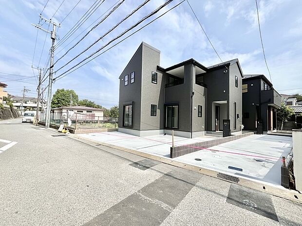 〜Exterior〜 前面道路：前面道路は閑静な住宅地をはしる車通りの少ない道路。 駐車の出し入れもらくらくです！ご不明点・現地見学のご希望は、お気軽にお問い合わせください！