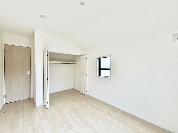 ◆2号棟◆〜Bed Room〜 「今日も一日お疲れ様」とご夫婦でゆったりくつろげる寝室。 毎日の家事やお仕事に疲れた日はフカフカのベットで癒されてください。テレビや本棚をおいても快適な広さが自慢♪