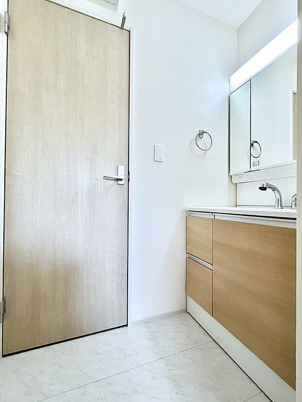 ◆2号棟◆〜Dressing Room〜  十分な大きさの洗面台は収納もさる事ながら、身だしなみチェックや歯磨きなど、朝の慌ただしい時間でもホテルライクなスペースで余裕とゆとりを感じて頂けます。