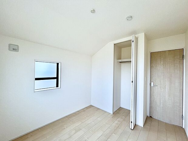 ◆2号棟◆〜Bed Room〜 忙しく過ぎゆく日常を置き去るほど、ゆったりした時間が流れる住環境。『快適』は「家」と「街」と「環境」が調和した時に訪れるだと改めて感じさせてくれます。