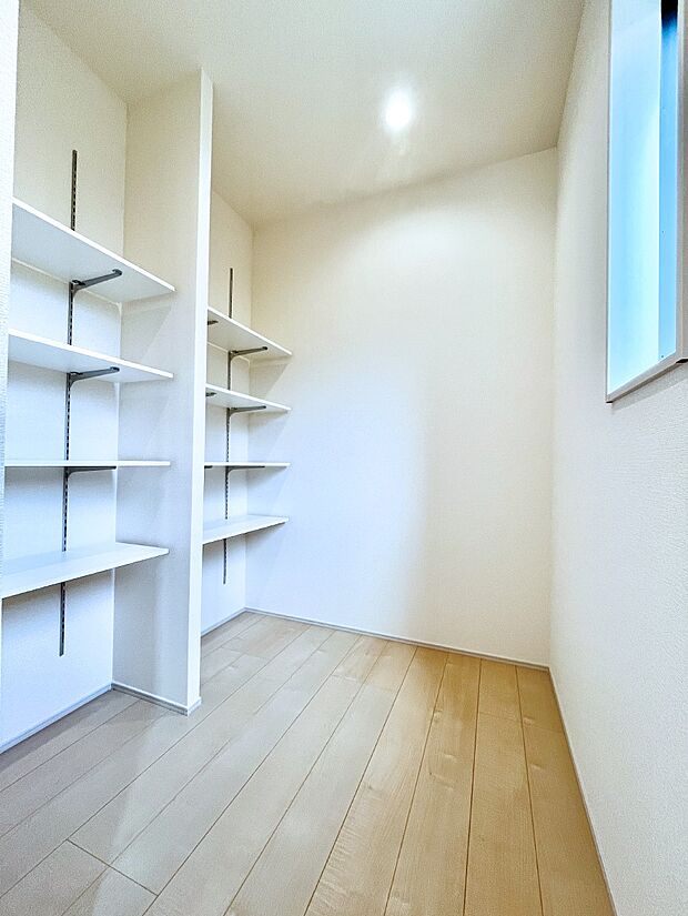 ◆2号棟◆〜Pantry〜　キッチン横に収納スペースを設置しました！食品をストックできる便利な場所です。キッチンは家の中でも物が多い場所。非常食や備蓄スペースとしても使えるのも心強いですね。