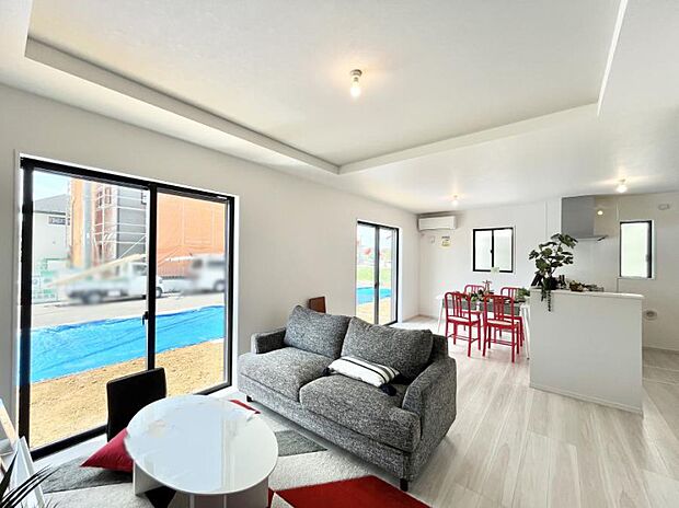 ご家族の賑やかな話し声で包まれる明るいリビング  ※家具はCGです