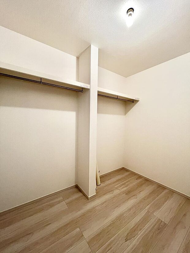 家族みんなの共有物を収納するのに便利なファミリークローク