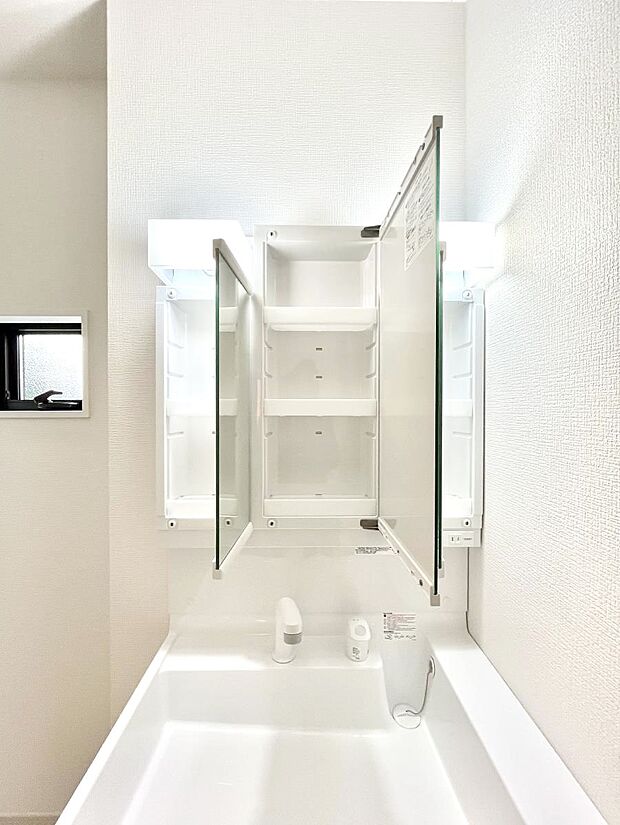 三面鏡の裏に、化粧品や衛生用品などを収納可能。洗面台をすっきりと保ちます！