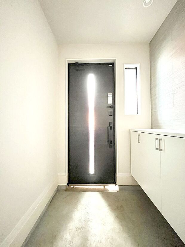 〜Entrance〜 家の中でお客様を迎える最初の場所である玄関は、家の印象そのものです!豊富な玄関収納で、常に綺麗に保つことが出来ます♪玄関にはたっぷり収納の下駄箱を完備!