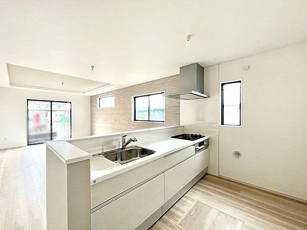 ◆1号棟◆〜Kitchen〜 自然光が入る窓のあるキッチン☆毎日使う場所だからこそ、使い勝手を考慮しました。ゆったりとしたキッチンコーナーは質感豊かな仕上がりとなっております。