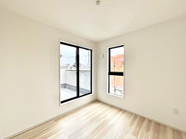 〜Bed Room〜 子供部屋はお子様にとって大変重な役割があります。子供一人で過ごす空間を与えることで、宿題や勉強時間も自然と増えまた自ら部屋の片付けや掃除なども促すことに繋がります。