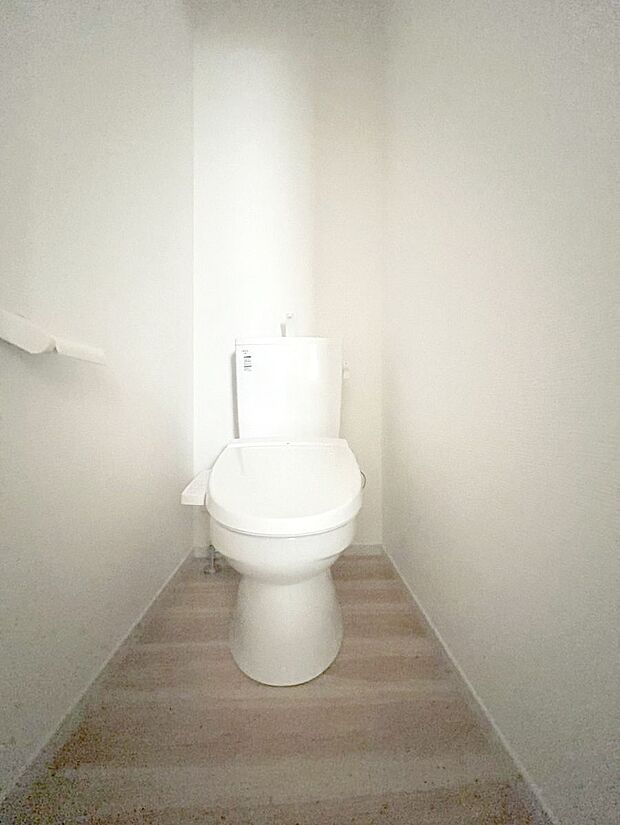 〜Toilet〜　綺麗・スッキリ・快適なウォシュレット付トイレでくつろげる空間です。トイレは毎日使わざるを得ないもの。いつも清潔を保ちたいですね。トイレが2ヶ所あるので朝の混雑時に便利です！