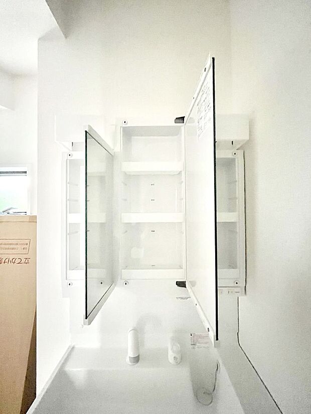 ◆1号棟◆三面鏡の裏に、化粧品や衛生用品などを収納可能。洗面台をすっきりと保ちます！
